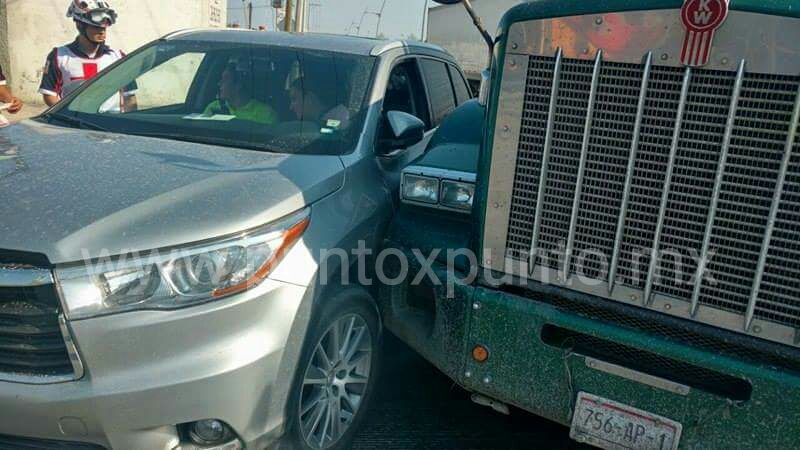 CONDUCTOR DE CAMIONETA SE IMPACTA CONTRA TRAILER EN ALLENDE, REPORTAN DAÑOS.