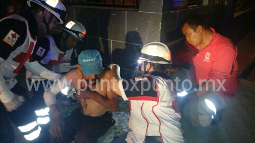 SE DUERME CON CIGARRO ENCENDIDO, SABANA SE PRENDE Y TERMINA QUEMÁNDOSE, LO TRASLADAN A HOSPITAL.