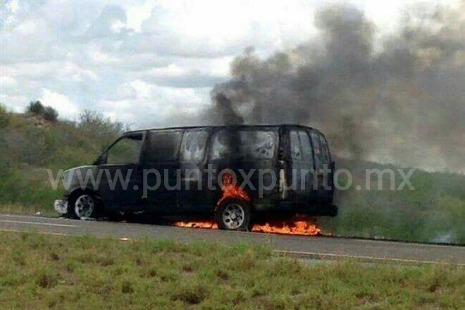 INCENDIO DE VEHICULO EN CARRETERA DE BRAVO GENERA MOVILIZACION DE PROTECCION CIVIL, NO ENCONTRARON TRIPULANTES.