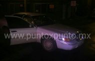 CONDUCTOR DE AUTOMOVIL SE DUERME EN INTERIOR DE SU VEHICULO EN MEDIO DE LA CALLE, AGENTES LO DESPIERTAN, ESTABA EBRIO.