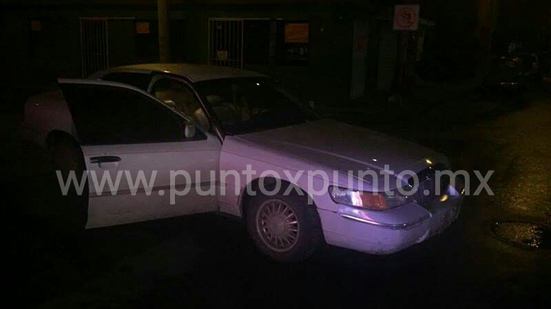 CONDUCTOR DE AUTOMOVIL SE DUERME EN INTERIOR DE SU VEHICULO EN MEDIO DE LA CALLE, AGENTES LO DESPIERTAN, ESTABA EBRIO.