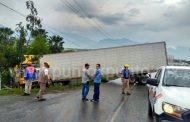 DERRAPA TRAILER EN CARRETERA NACIONAL QUEDA ATRAVESADO, REPORTAN FLUIDA LA VIALIDAD.