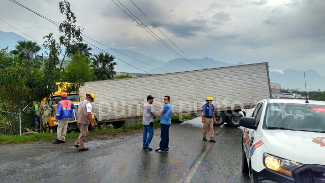 DERRAPA TRAILER EN CARRETERA NACIONAL QUEDA ATRAVESADO, REPORTAN FLUIDA LA VIALIDAD.