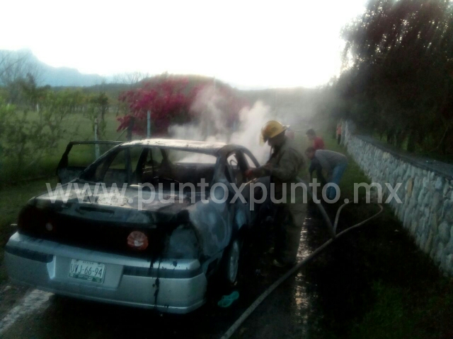 SE INCENDIA VEHICULO EN COMUNIDAD DE MONTEMORELOS.