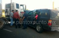 CHOCA CAMIONETA CONTRA UN TRAILER, SE MOVILIZAN AUTORIDADES.