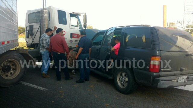 CHOCA CAMIONETA CONTRA UN TRAILER, SE MOVILIZAN AUTORIDADES.