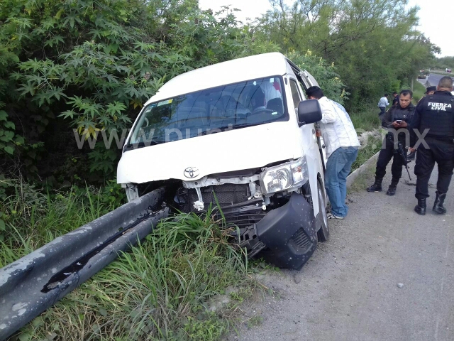 CHOCA Y BARANDAL DE CONTENCIÓN ATRAVIESA CAMIONETA