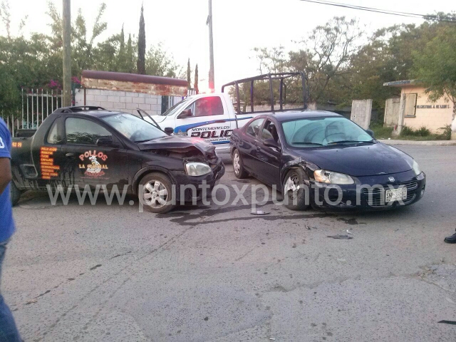 CHOQUE ENTRE DOS VEHICULOS EN CALLES DE MONTEMORELOS, REPORTAN DAÑOS.