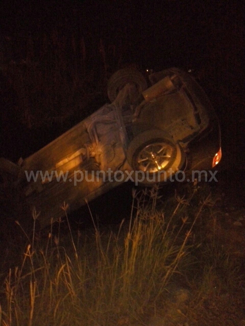 VEHÍCULO SALE DE CARRETERA, REPORTAN DAÑOS MATERIALES, CHOFER Y TRIPULANTES SE SALVAN