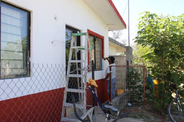 BENEFICIA ALCALDE DE HUALAHUISES, PINTANDO CASAS, MEDIANTE PROGRAMA 