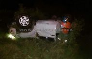 VUELCA VEHICULO, TRIPULANTES ESCAPAN DEL SITIO, AUTORIDADES INVESTIGAN EL ACCIDENTE.