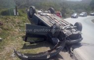 CULPAN QUE POR FUGA DE AGUA VUELCA AUTOMÓVIL EN CARRETERA.