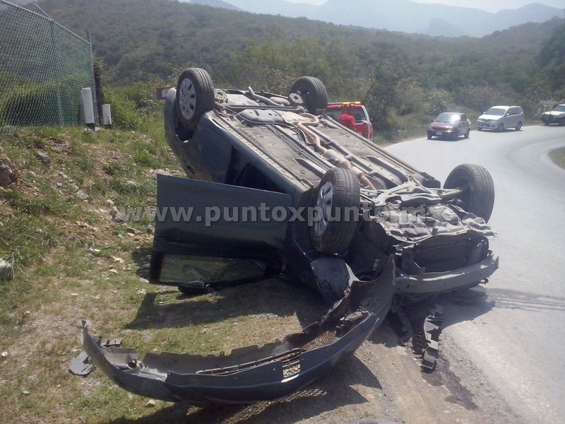 CULPAN QUE POR FUGA DE AGUA VUELCA AUTOMÓVIL EN CARRETERA.