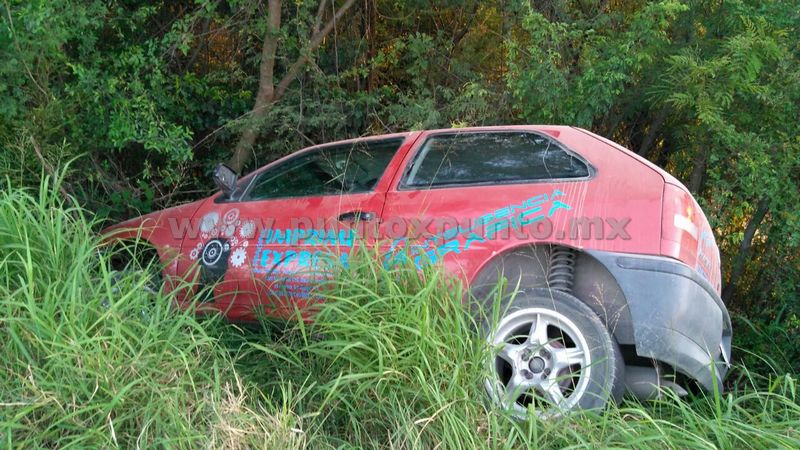 DERRAPA EN CARRETERA, DEJA ABANDONADO VEHÍCULO EN MONTEMORELOS.