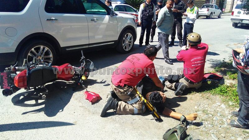 CONDUCTOR DE MOTOCICLETA CHOCA CON CAMIONETA EN CRUCE DE CALLES EN BARRIO ZARAGOZA.