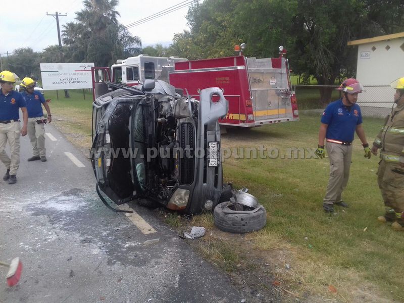 VOLCADURA EN CARRETERA CADEREYTA ALLENDE, REPORTAN HERIDOS ABUELITA Y SU NIETO DE CINCO AÑOS.