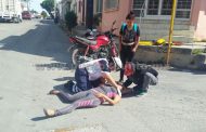 DERRAPA Y CAE DE MOTOCICLETA, CHÓFER QUIEN LA LLEVABA ESCAPA Y LA DEJA ABANDONADA.