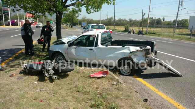 FUERTE CHOQUE ENTRE UNA CAMIONETA Y UNA MOTO, HAY DOS LESIONADOS