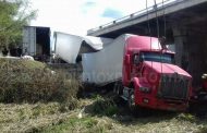 TRAILER SALE DE LA CARRETERA NACIONAL, TERMINA BAJO PUENTE, REPORTAN DAÑOS.