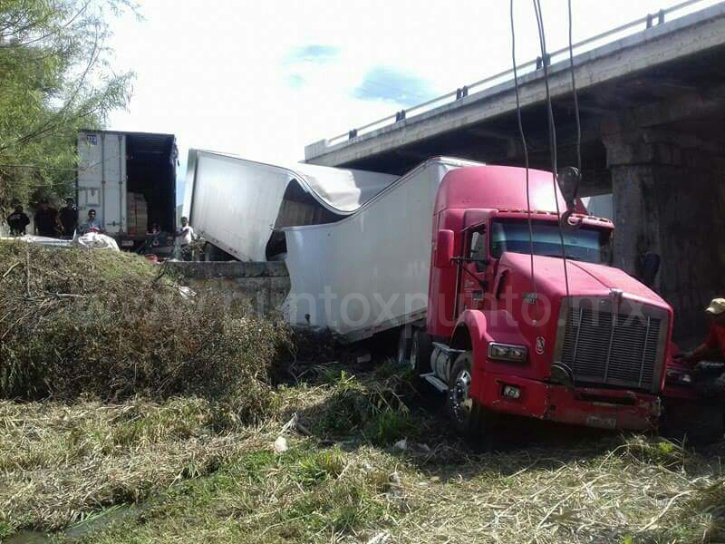 TRAILER SALE DE LA CARRETERA NACIONAL, TERMINA BAJO PUENTE, REPORTAN DAÑOS.