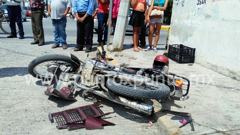 ATROPELLAN A MOTOCICLISTA EN CENTRO DE MMORELOS, LO TRASLADAN HERIDO.