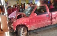 CHOFER DE DE CAMIONETA SE IMPACTA EN LA PARTE TRASERA DE UN TRAILER EN CARRETERA NCL EN MMORELOS, QUEDA PRENSADO.