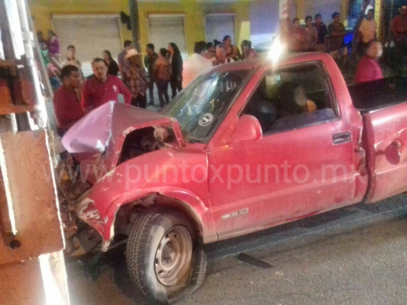 CHOFER DE DE CAMIONETA SE IMPACTA EN LA PARTE TRASERA DE UN TRAILER EN CARRETERA NCL EN MMORELOS, QUEDA PRENSADO.