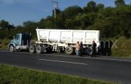 CHOFER DE TRÁILER QUEDA ENBANCADO A UN LADO DE LA CARPETA AL PERDER CONTROL EN CARRETERA NACIONAL.