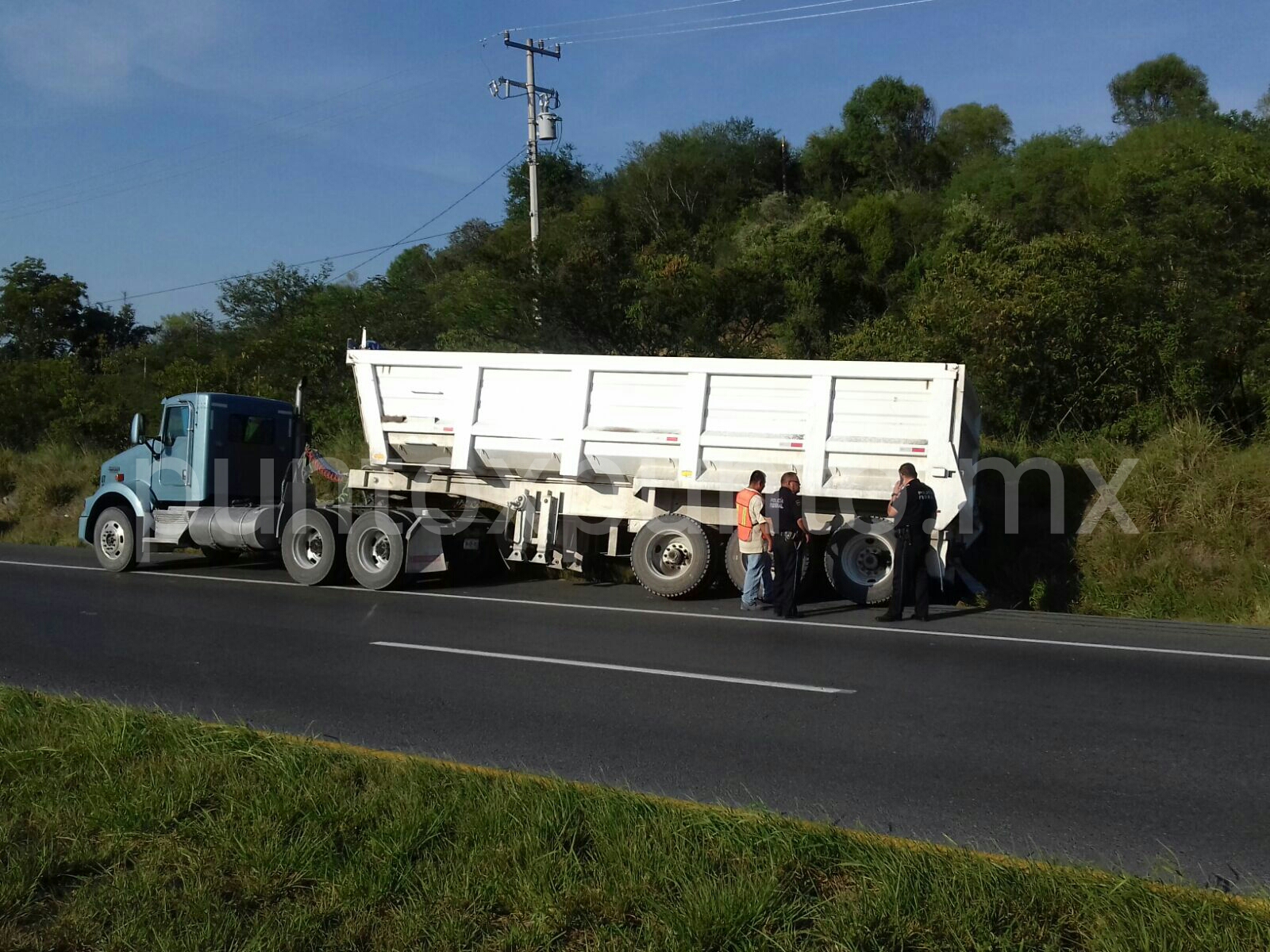 CHOFER DE TRÁILER QUEDA ENBANCADO A UN LADO DE LA CARPETA AL PERDER CONTROL EN CARRETERA NACIONAL.