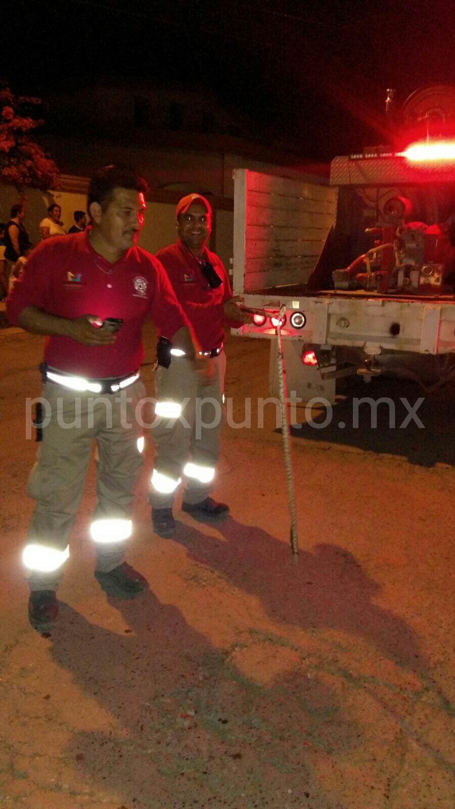 SE MOVILIZAN POR PRESENCIA DE UNA VIBORA EN CALLES DE MMORELOS.