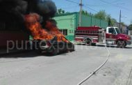 CORTO CIRCUITO EN VEHICULO GENERA INCENDO, SE PIERDE EN SU TOTALIDAD.