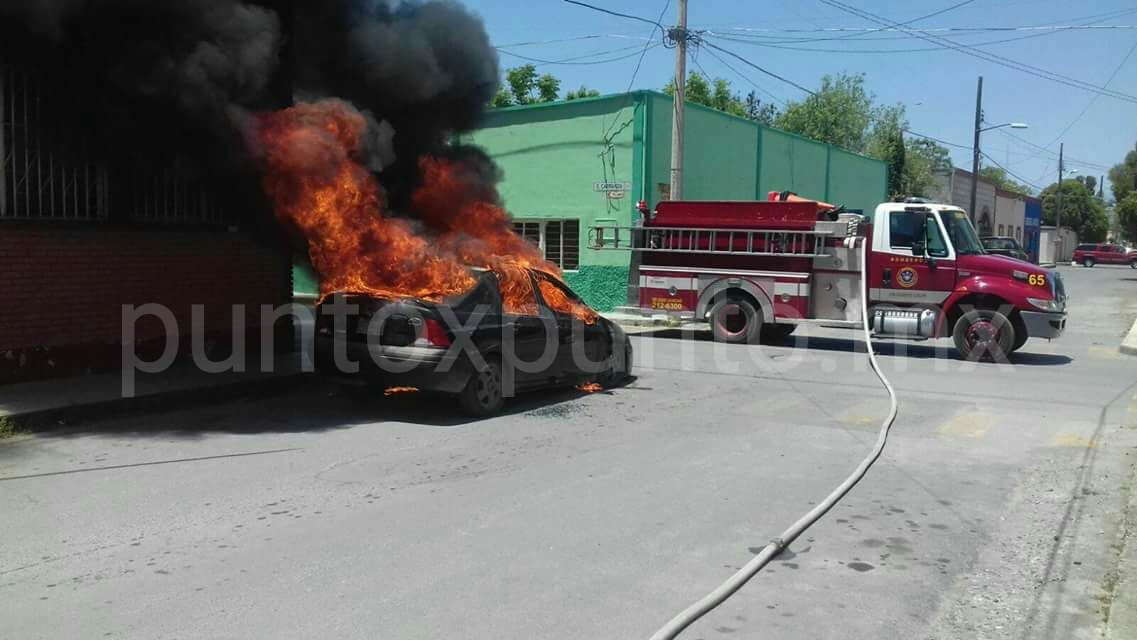 CORTO CIRCUITO EN VEHICULO GENERA INCENDO, SE PIERDE EN SU TOTALIDAD.