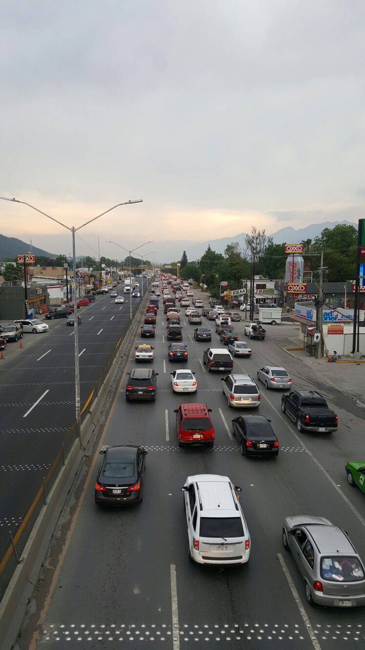 REALIZA PROTECCIÓN CIVIL SOBREVUELOS EN SANTIAGO, CARRETERA CONGESTIONADA EN DIRECCIÓN A MTY.