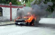 MOVILIZA A BOMBEROS Y PROTECCIÓN CIVIL POR INCENDIO DE UN VEHICULO.