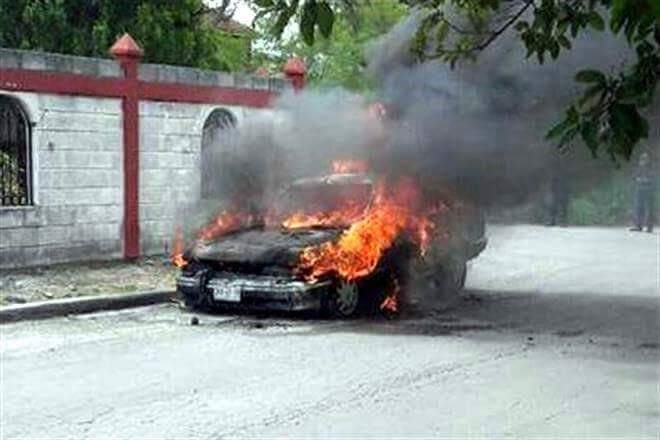 MOVILIZA A BOMBEROS Y PROTECCIÓN CIVIL POR INCENDIO DE UN VEHICULO.