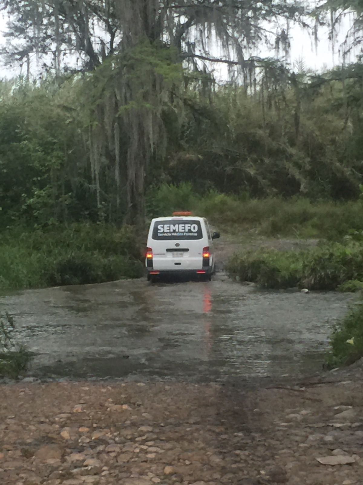 LOCALIZAN CUERPOS EN ESTADO DE DESCOMPOSICIÓN SEMI-SEPULTADOS EN FOSA CLANDESTINA POR CARRETERA CADEREYTA ALLENDE.