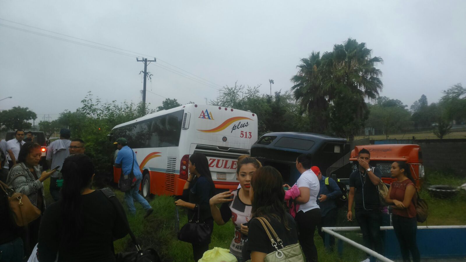 DERRAPA AUTOBUS DE PASAJEROS SALE DE CARRETERA NACIONAL EN ALLENDE, SE MOVILIZAN LAS AUTORIDADES.