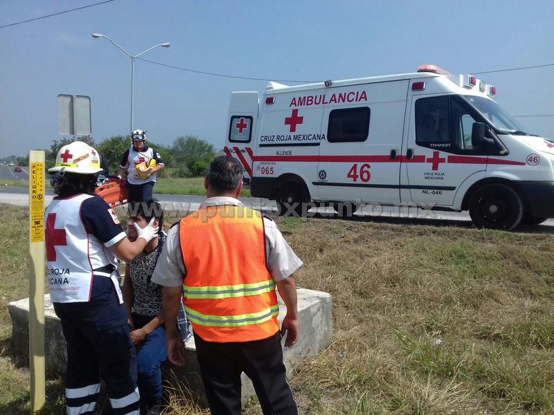 DERRAPA EN SU MOTO VA Y TOPA CON BARDA, RESULTA HERIDO.