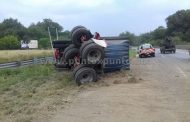 SE DESPRENDE CAJA DE TRÁILER, GENERA CAOS Y CONGESTIONAMIENTO EN CARRETERA NACIONAL.