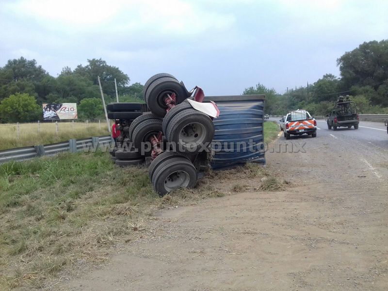 SE DESPRENDE CAJA DE TRÁILER, GENERA CAOS Y CONGESTIONAMIENTO EN CARRETERA NACIONAL.