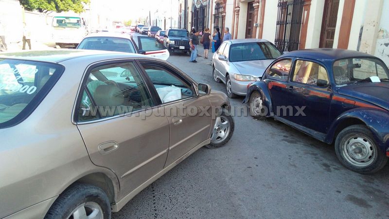 CONDUCTOR LE AMANECE TOMANDO, CIRCULA EN SENTIDO CONTRARIO EN CALLES DE MMORELOS CHOCA DOS VEHÍCULOS.