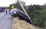 SALE DE CARRETERA NACIONAL SE IMPACTA CON POSTE DE CONCRETO, CONDUCTOR VIVE PARA CONTARLO.