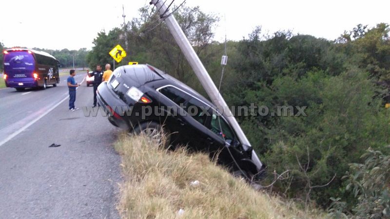 SALE DE CARRETERA NACIONAL SE IMPACTA CON POSTE DE CONCRETO, CONDUCTOR VIVE PARA CONTARLO.