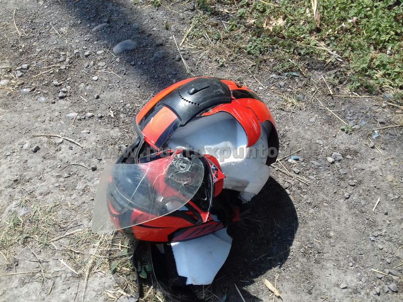 SE SALVA CONDUCTOR DE MOTOCICLETA AL PORTAR CASCO DE SEGURIDAD.