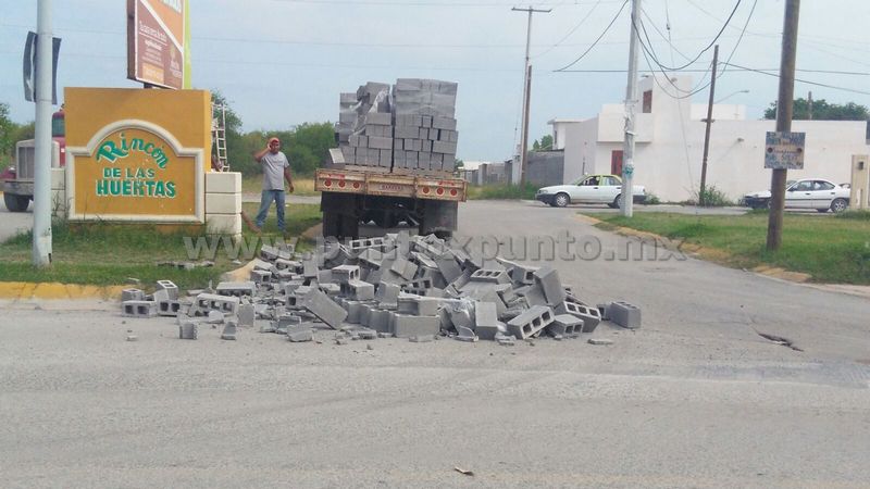 SE LE CAE LA CARGA ENTRADA A COLONIA DE MMORELOS, OBSTRUYE VIALIDAD.