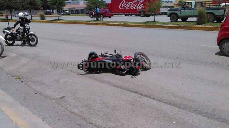 CONDUCTOR DE MOTO DERRAPA Y CAE LESIONANDOSE, LO TRASLADAN AL HOSPITAL.