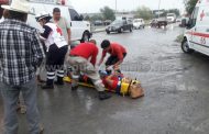 CHOFER DE TAXI ATROPELLA A DOS PEATONES EN LA CRUZ VERDE EN MONTEMORELOS, LOS TRASLADAN AL HOSPITAL.