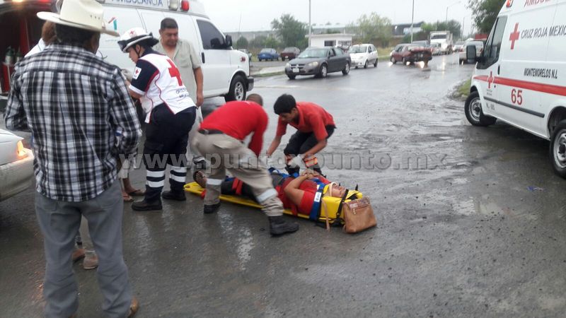 CHOFER DE TAXI ATROPELLA A DOS PEATONES EN LA CRUZ VERDE EN MONTEMORELOS, LOS TRASLADAN AL HOSPITAL.