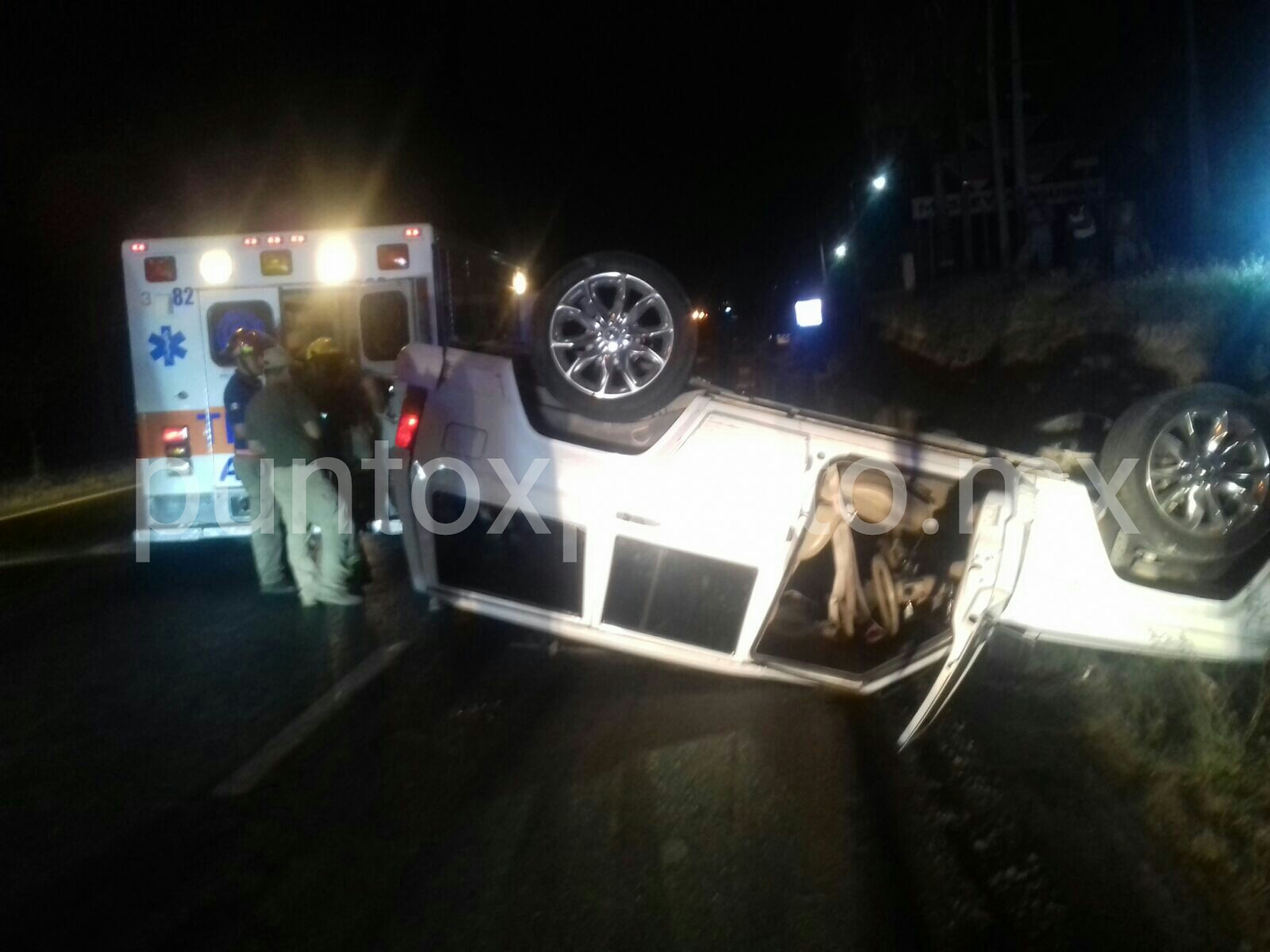 VUELCA EN MONTEMORELOS CAMIONETA DONDE VIAJABAN INTEGRANTES DEL MARIACHI JEREZ DE ZACATECAS Y FAMILIARES.