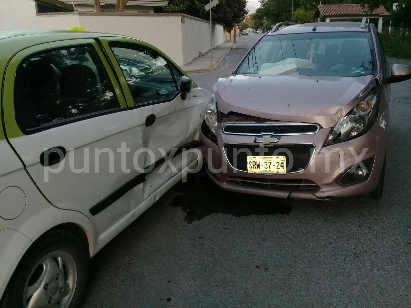 CHOQUE DE CRUCERO EN CALLES DE MONTEMORELOS, REPORTAN SOLO DAÑOS.